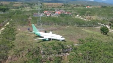 İHA terk edilmiş bir uçaktan batı Bali negara jembrana 'ya uçuyor.