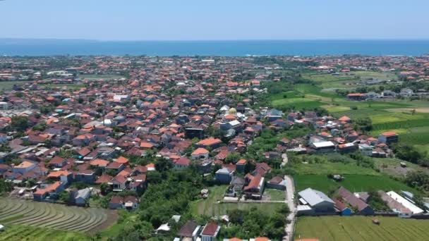 Drone vuela hacia adelante canggu bali vista aérea de una mezquita — Vídeos de Stock