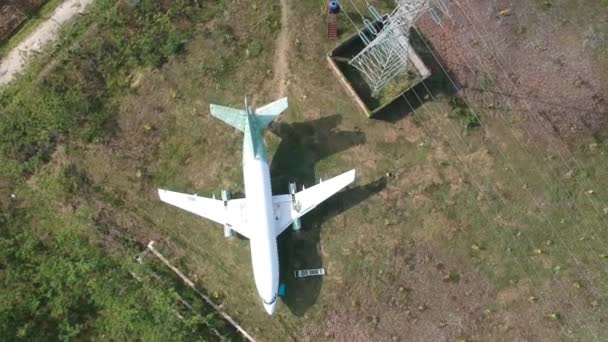 La cámara vuela verticalmente hasta el avión abandonado en un campo oeste bali negara jembrana — Vídeos de Stock