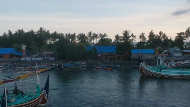 Opstijgen camera van traditionele Balinese boten Prancak Perancak west bali — Stockvideo