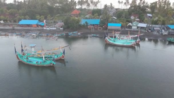 Camera vliegen weg van grote boten waterkam Prancak Perancak west bali — Stockvideo