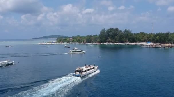 Passagerarbåtar seglar till piren i asia gili luft — Stockvideo