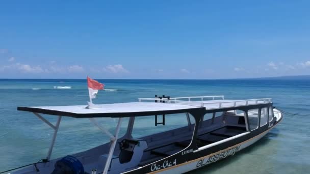 Drone αναχώρηση από επιβάτη άδειο σκάφος αγκυροβολημένο στην παραλία gili αέρα — Αρχείο Βίντεο