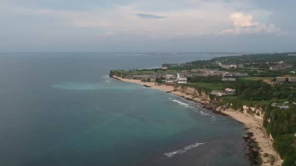 El dron aterriza y despega del océano con un acantilado Bingin Beach Pantai bukit bali indonesia — Vídeos de Stock