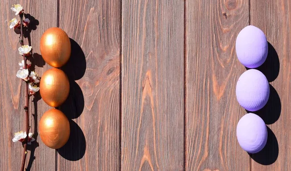 Huevos Pascua Sobre Fondo Madera Marrón —  Fotos de Stock