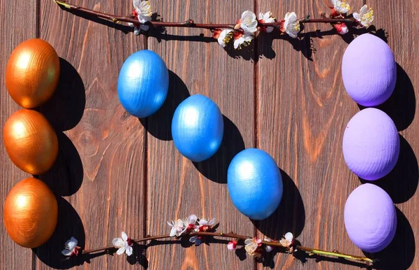 Huevos Pascua Sobre Fondo Madera Marrón —  Fotos de Stock