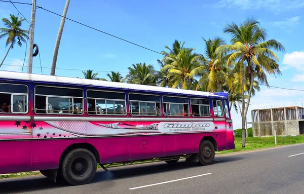 Hikkaduwa, Sri Lanka - 28 Kasım 2019: Hikkaduwa Yolu üzerindeki otobüs