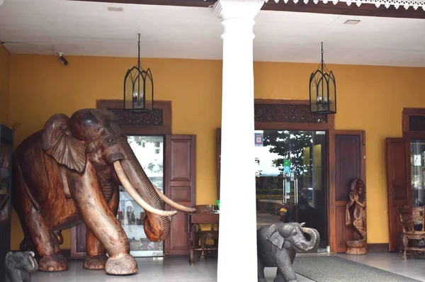 Galle, Sri Lanka - 1 Aralık 2019: Galle Hatıra Pazarı Fort yakınlarında