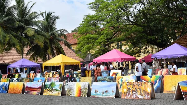 Galle, Sri Lanka - Aralık 01.2019: Galle Market 'te Tablolar