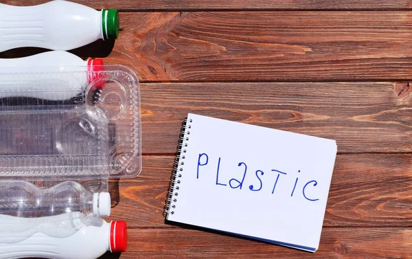 Plastavfall Trä Bakgrund Begreppet Återvinning Plast Och Ekologi — Stockfoto