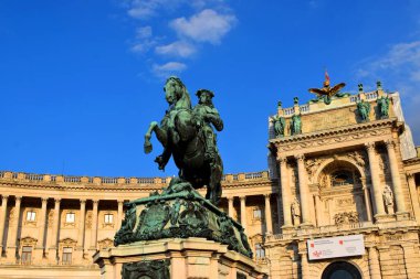 Viyana, Avusturya - 30 Haziran 2019: Hofburg Habsburg Hanedanı 'nın eski başlıca sarayıdır ve bugün Avusturya Cumhurbaşkanının resmi ikamet ve işyeri olarak hizmet vermektedir.