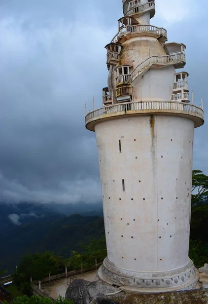 Gampola, Sri Lanka - 2 Aralık 2019: Ambulawawa Tapınağı - Dört Din Tapınağı