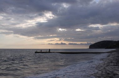 Fırtına Havasında Balıkçılarla İskele