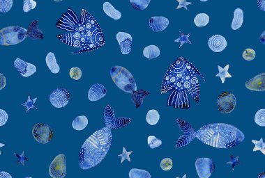 Elleri renksiz parlak desenli renkli renkli balıklar ve deniz balıklı deniz kabukları.