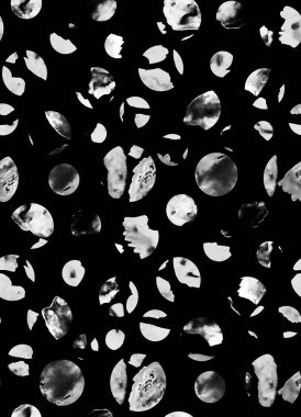 Elleri, bulanık suluboya lekeleriyle renksiz parlak desenler çizmiş.