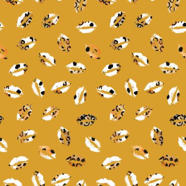 Dudaklarında öpücük izi ve sahte leopar derisi lekeleri olan kusursuz bir desen. 