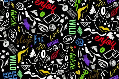 Renkli tabelalar ve sembollerle kusursuz, parlak bir sokak duvarı deseni çizilmiş.