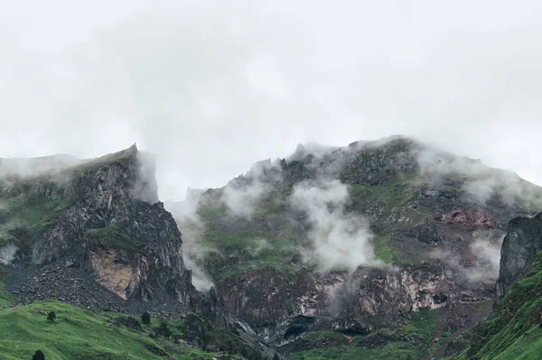 Islak Yağmur Bulutlarıyla Kaplı Yeşil Dağlar — Stok fotoğraf