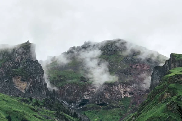 Islak Yağmur Bulutlarıyla Kaplı Yeşil Dağlar — Stok fotoğraf