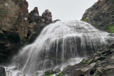 Aşağıdan geniş şelale görüntüsü