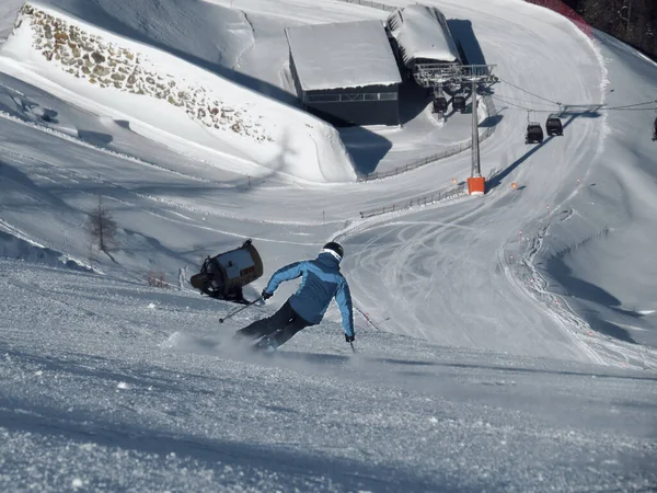 Alp Kayakçısı Dik Bir Yamaçta Yüksek Hız Dönüşü Yapıyor — Stok fotoğraf
