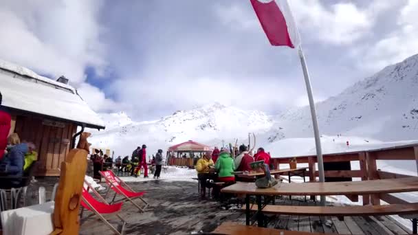一个滑雪胜地的山上餐馆的户外餐桌 云彩飘扬 人吃饭和搬家 Ski在后台移动 时间流逝 — 图库视频影像