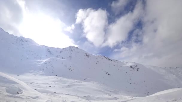 雲が山の尾根を飛んでいます 山の中で晴れた日 タイムラプス — ストック動画