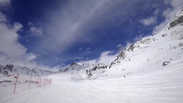 Timelapse Pista Sci Sciatori Snowboarder Scendono Gli Ascensori Muovono Nuvole — Video Stock