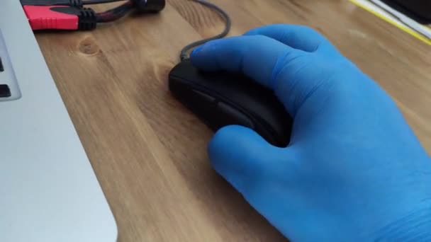 Tangan dengan blue gloveusing mouse komputer Stok Rekaman