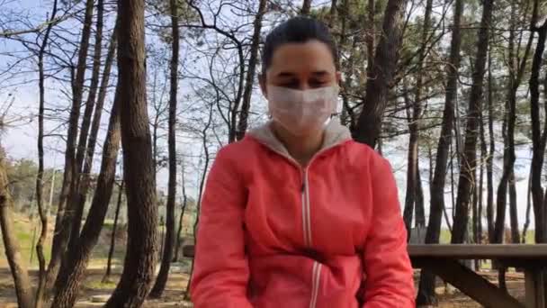 Mujer en la naturaleza estornudando en el codo — Vídeo de stock