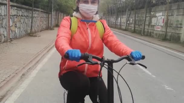 Jeune femme vélo avec masque de protection — Video