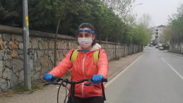 Jonge vrouw fietsen met beschermend masker — Stockvideo