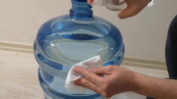 Limpiando la superficie del frasco — Vídeos de Stock