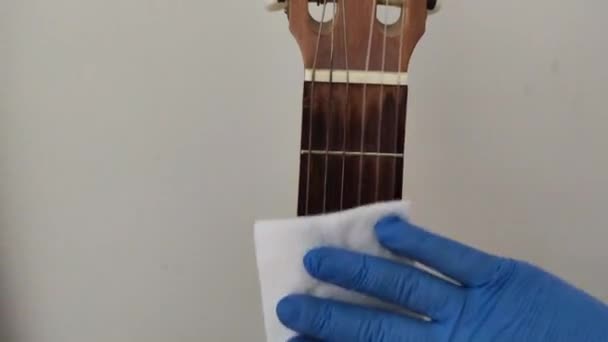 Desinfecção de instrumento musical com almofadas de algodão — Vídeo de Stock