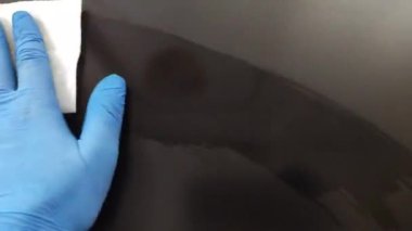 Yüzeylerin temizlenmesi ve elektronik cihazın pamuk pedlerle dezenfekte edilmesi