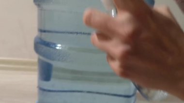 Şişenin yüzeyi siliniyor.