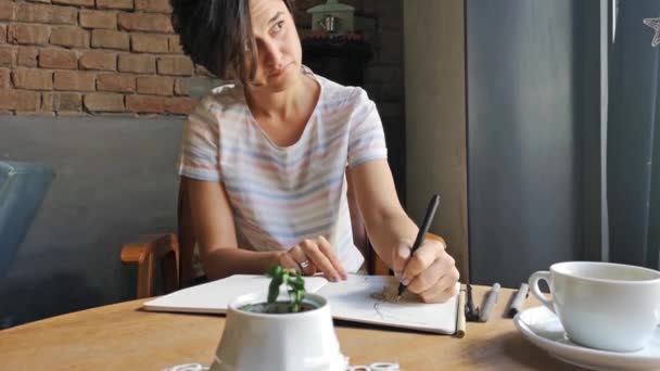 Jonge vrouw maakt kunst activiteit thuis tijdens quarantaine — Stockvideo