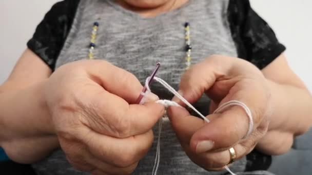 Mujer mayor haciendo artesanía hobby en casa durante tiempos de cuarentena de encierro — Vídeo de stock