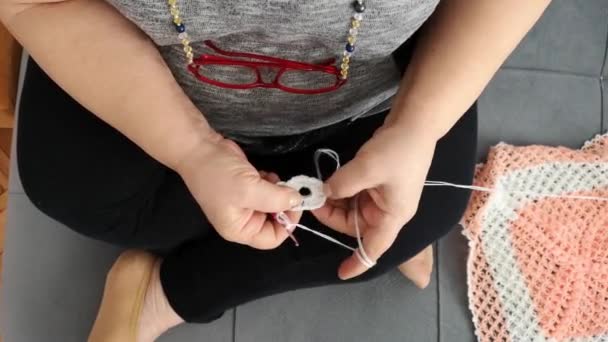 Mujer mayor haciendo artesanía hobby en casa durante tiempos de cuarentena de encierro — Vídeo de stock