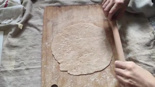 Amasar masa para hacer pan casero — Vídeos de Stock