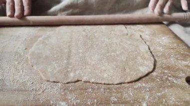 Ev yapımı ekmek yapmak için hamur yoğurmak