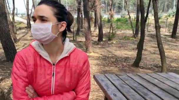 Wanita dengan masker medis menggunakan smartphone — Stok Video