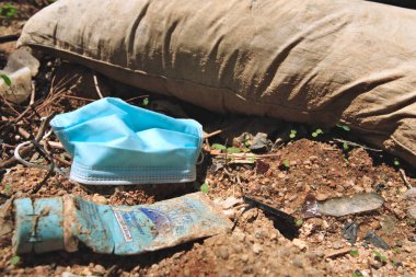 Tıbbi maske çöplükte.