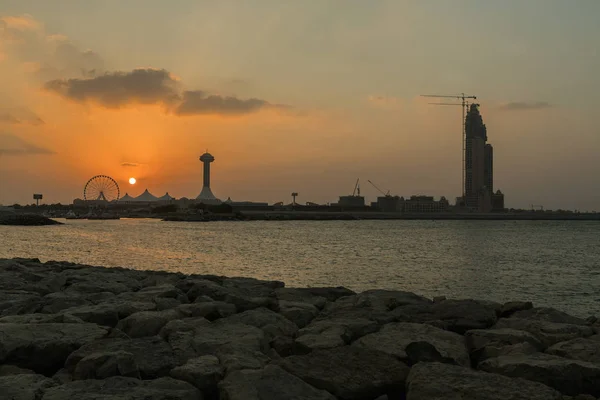 在日落的时候，阿拉伯联合酋长国阿布扎比海滨购物中心 — 图库照片