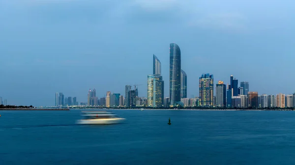 Горизонт Абу-Даби - Объединенные Арабские Эмираты — стоковое фото