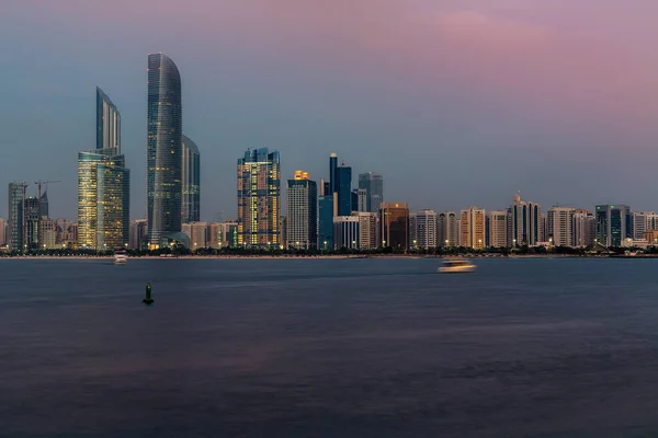 De skyline van Abu Dhabi - Verenigde Arabische Emiraten — Stockfoto