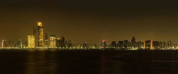 Skyline de Abu Dhabi - Emiratos Árabes Unidos — Foto de Stock