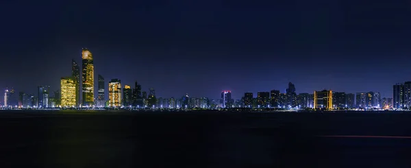 Skyline de Abu Dhabi - Emiratos Árabes Unidos — Foto de Stock