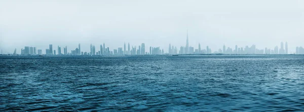 Skyline Dubai desde el barco, Dubai - la ciudad de más rápido crecimiento en el mundo —  Fotos de Stock