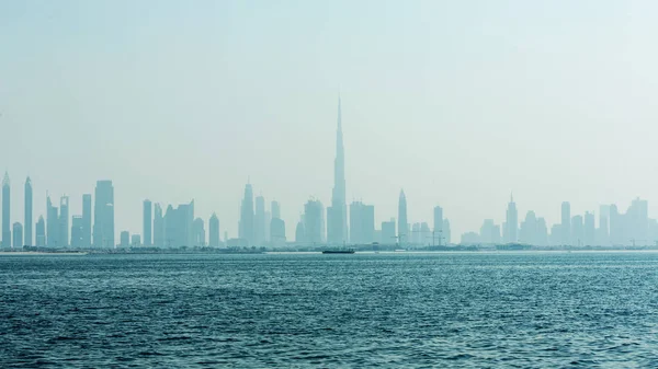 Skyline van Dubai vanaf boot, Dubai - de snelst groeiende stad in de wereld — Stockfoto